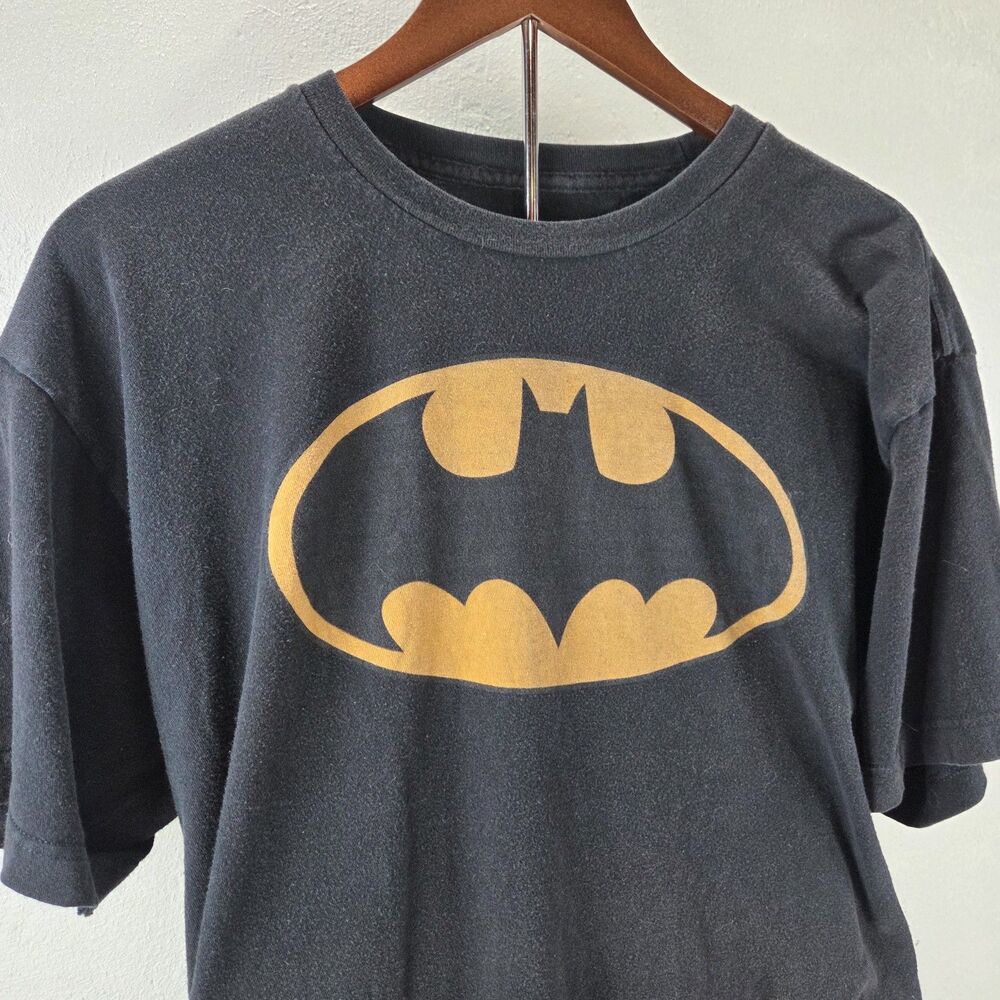 2018 DC Comics Batman Metallic Gold Shield Logo Graphic T-Shirt Sz XL